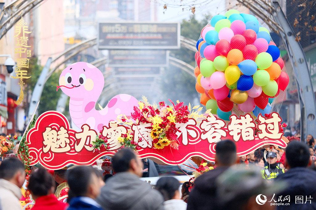 2025年1月29日，大年初一，云南省曲靖市麒麟區(qū)舉行“千人舞麒麟”活動，耍龍舞獅過大年，現場人山人海，熱鬧非凡。人民網 莊志斌攝