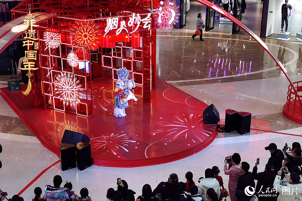 2025年1月29日，大年初一，吉林省京劇團亮相長春“煙火妙會”，演員們用的精湛技藝，為市民呈上一場韻味悠長的視聽盛宴，一招一式盡顯京劇魅力?，F場還進行了京劇知識科普，讓傳統(tǒng)文化在互動中 “活” 起來，為新春佳節(jié)增添了一抹濃厚的文化底色 。人民網記者 王帝元攝