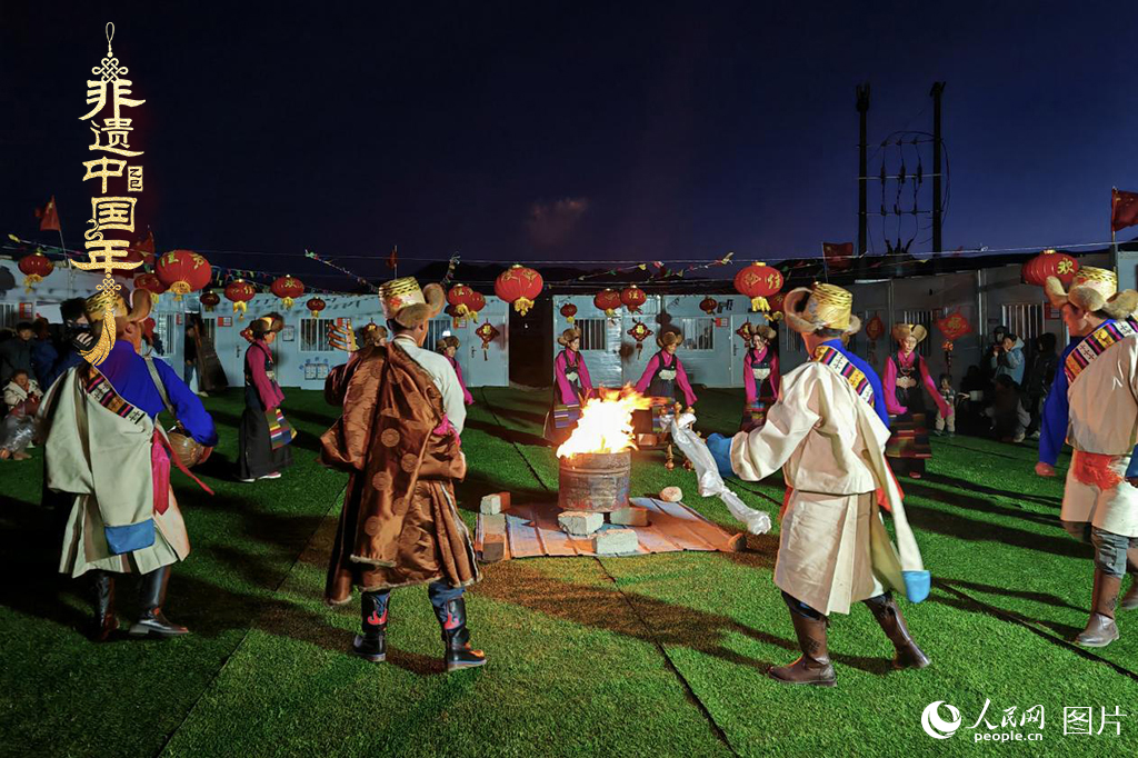 2025年1月28日，西藏自治區(qū)日喀則市定日縣尼轄鄉(xiāng)轄措村升起篝火，跳起鍋莊，迎接新年的到來。（鍋莊舞，又稱為“果卓”、“歌莊”、“卓”等，藏語意為圓圈歌舞，是藏族三大民間舞蹈之一。2006年5月20日，鍋莊舞經中華人民共和國國務院批準列入第一批國家級非物質文化遺產名錄）人民網記者 次仁羅布攝