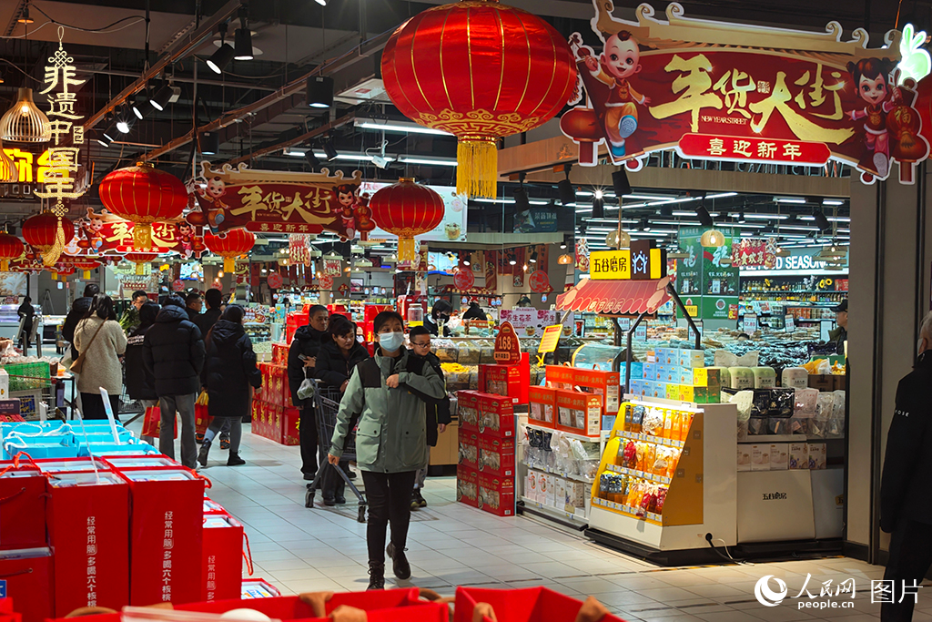 2025年1月28日，在河北省三河市的一家超市，市民們正在采購年貨。人民網記者 翁奇羽攝