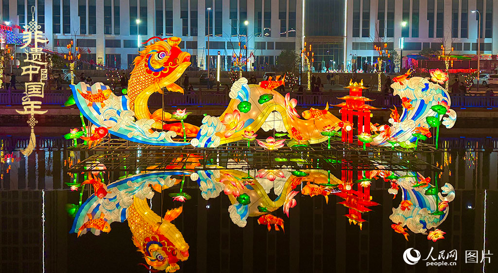 2025年1月22日，2025潛江燈會如約亮燈，近百組主題花燈、300余組裝飾彩燈一一亮相，吸引眾多游客觀賞。潛江燈會是湖北省潛江地區(qū)春節(jié)、元宵期間全民趕會的綜合性傳統(tǒng)民俗活動，2021年入選第五批國家級非物質文化遺產代表性項目名錄。人民網記者 張雋攝