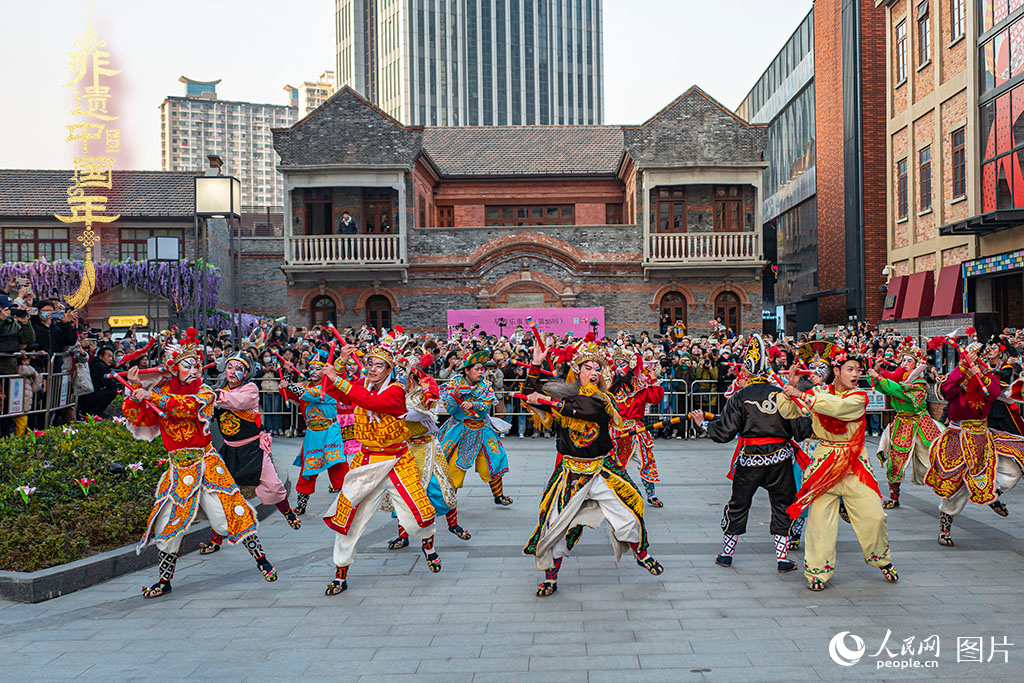 2025年1月19日，上海虹口區(qū)的今潮8弄，精彩的潮汕英歌舞上演，吸引市民駐足觀看。人民網記者 王初攝