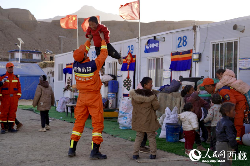 熱木青村安置點(diǎn)，消防員們同孩子們嬉戲玩耍。人民網(wǎng)記者 次仁羅布攝