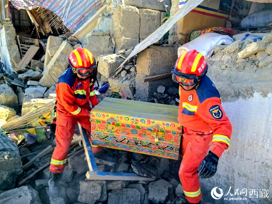 消防救援人員搜救受災(zāi)群眾財(cái)產(chǎn)。人民日?qǐng)?bào)記者 徐馭堯攝
