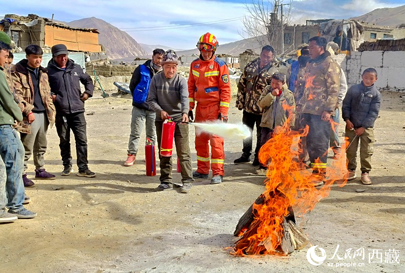 消防救援人員在安置點(diǎn)組織開展滅火實(shí)戰(zhàn)演練。人民日?qǐng)?bào)記者 徐馭堯攝