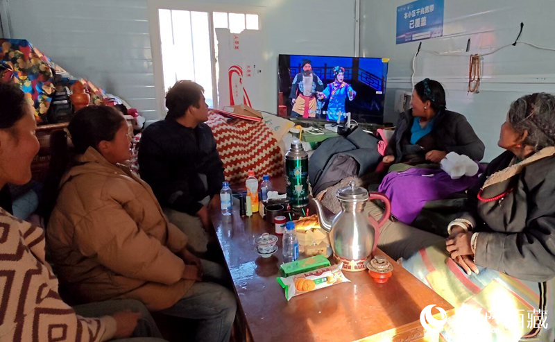 群眾在安置點(diǎn)板房?jī)?nèi)看電視。人民網(wǎng)記者 吳雨仁攝