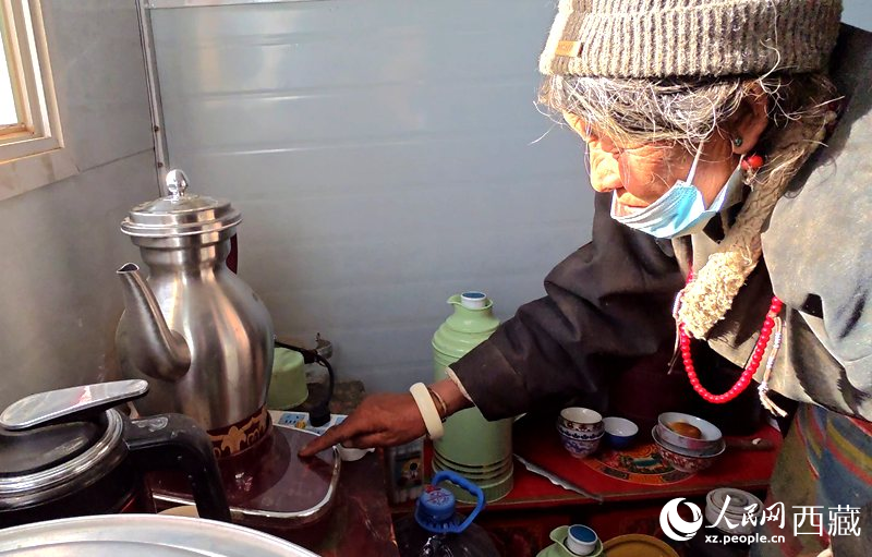 達(dá)瓦次仁的媽媽在做酥油茶。人民網(wǎng)記者 吳雨仁攝