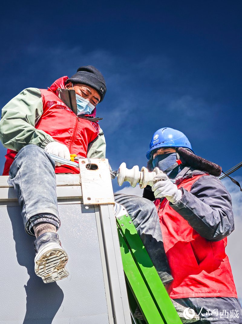 國(guó)網(wǎng)日喀則共產(chǎn)黨員服務(wù)隊(duì)隊(duì)員檢查板房線路。人民網(wǎng)記者 吳雨仁攝