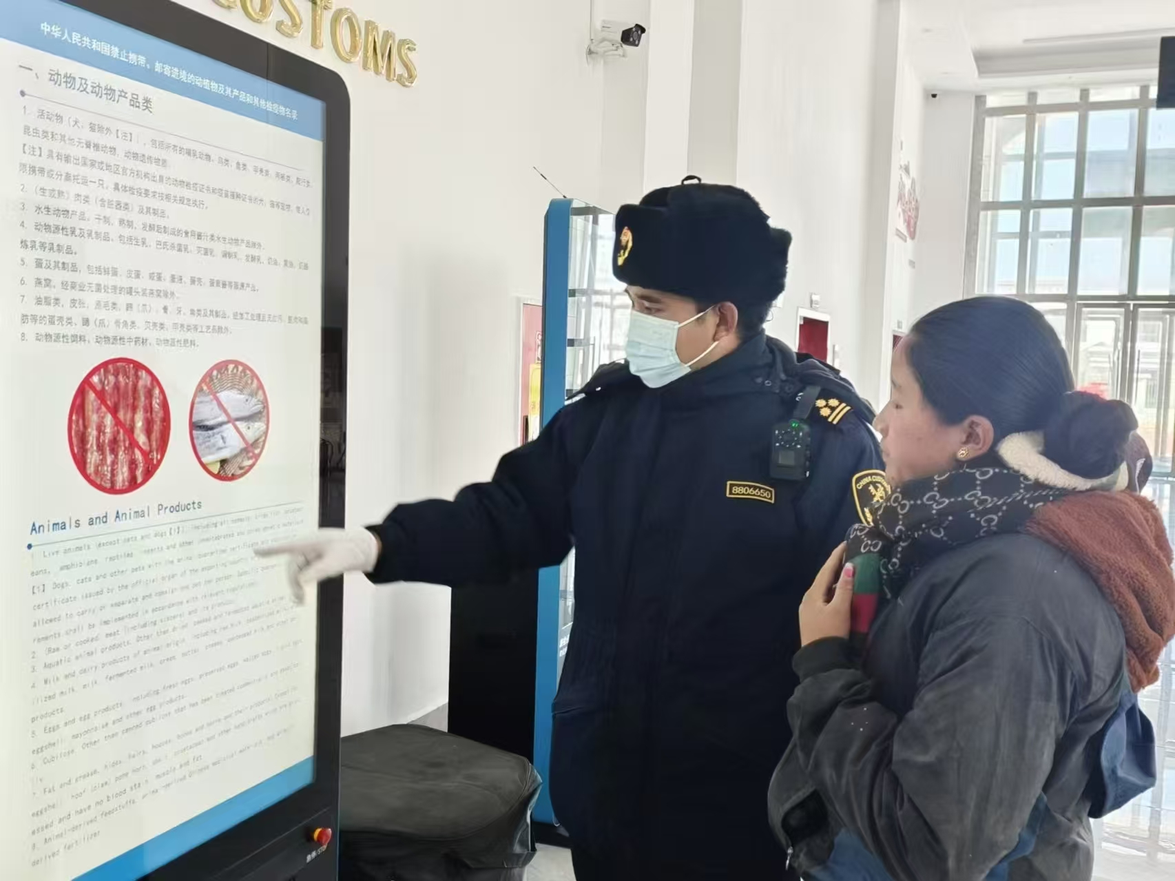 海關(guān)關(guān)員對(duì)入境邊民進(jìn)行禁止攜帶、郵寄進(jìn)境動(dòng)植物及其產(chǎn)品解讀。次旺久美攝