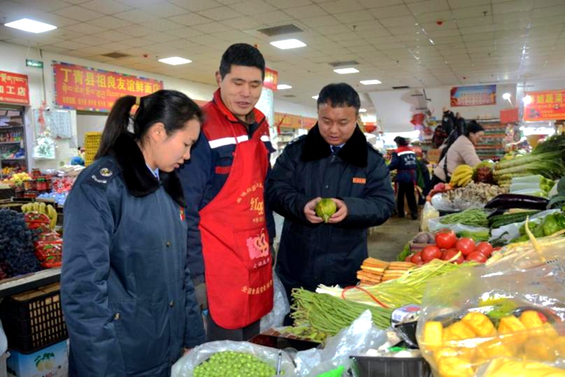 國家稅務總局丁青縣稅務局干部走訪了解春節(jié)蔬菜市場供求情況。楊虹攝