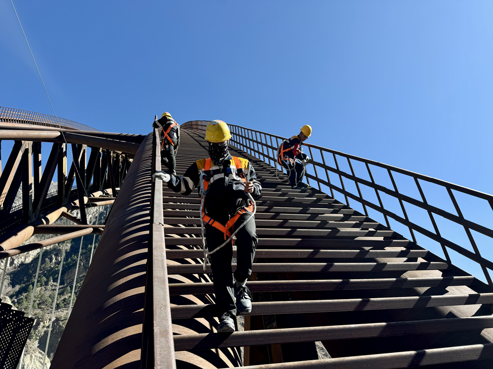 橋拱檢修。馬生明攝