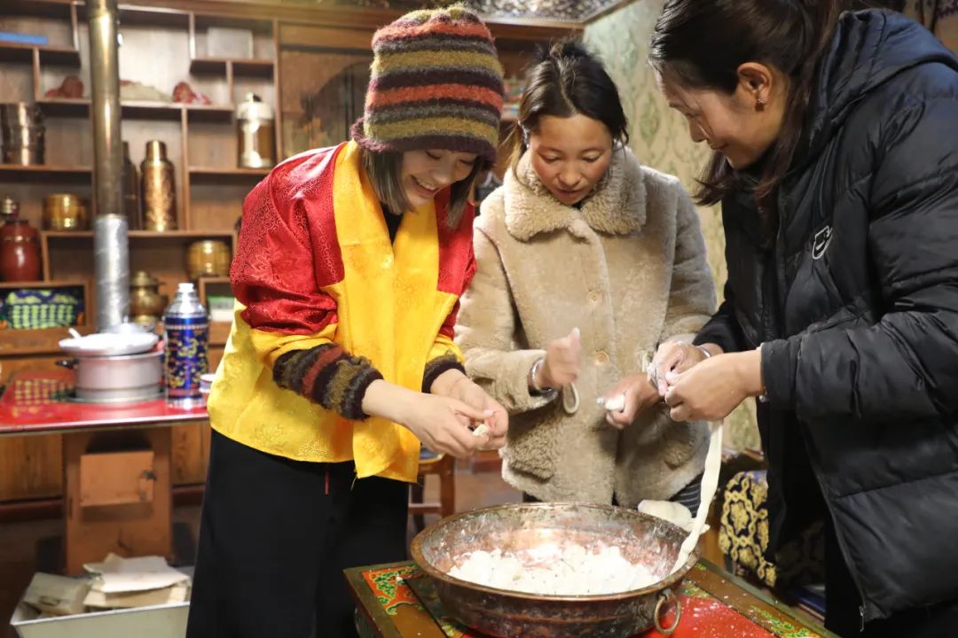 游客體驗(yàn)制作“古突”。巴桑卓嘎攝