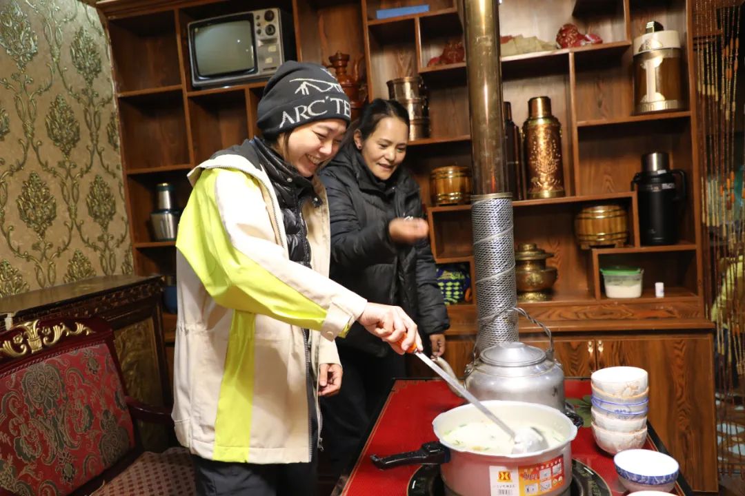 游客體驗(yàn)制作“古突”。巴桑卓嘎攝