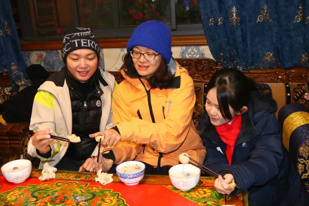 品嘗“古突”。巴桑卓嘎攝