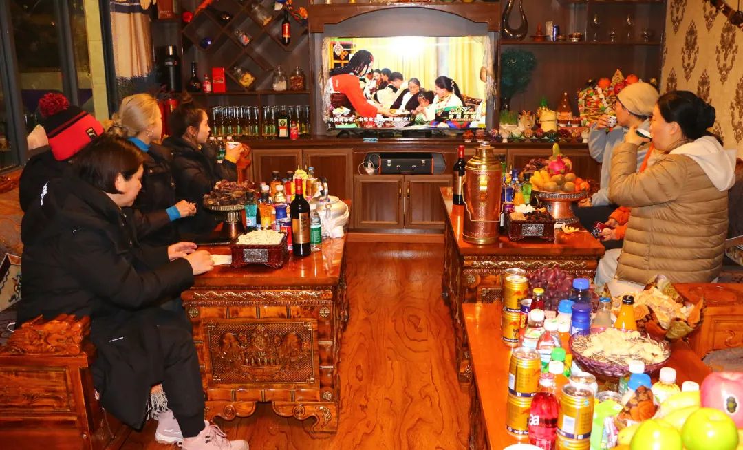 游客在居民家中，一同看藏晚，歡慶藏歷新年。巴桑卓嘎攝