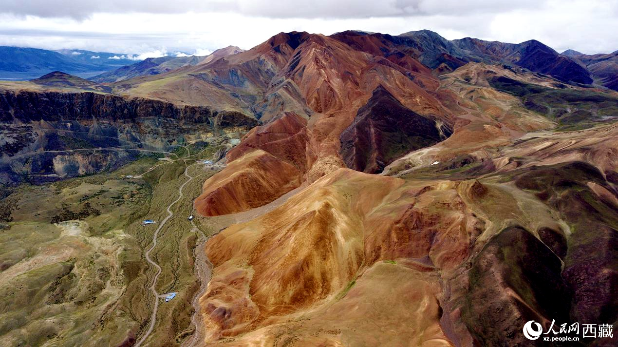 西藏阿里地區(qū)札達(dá)縣境內(nèi)的山丘，因大地礦石的緣故而變得色彩豐富，當(dāng)?shù)厝朔Q之為“五彩山”。