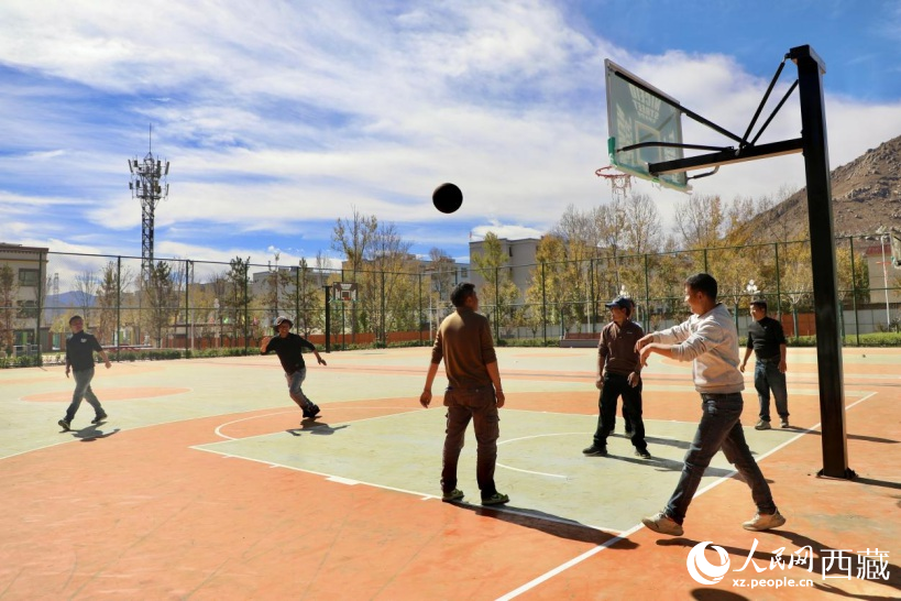 圖為周邊居民在公園內(nèi)打球。人民網(wǎng)記者 次仁羅布攝