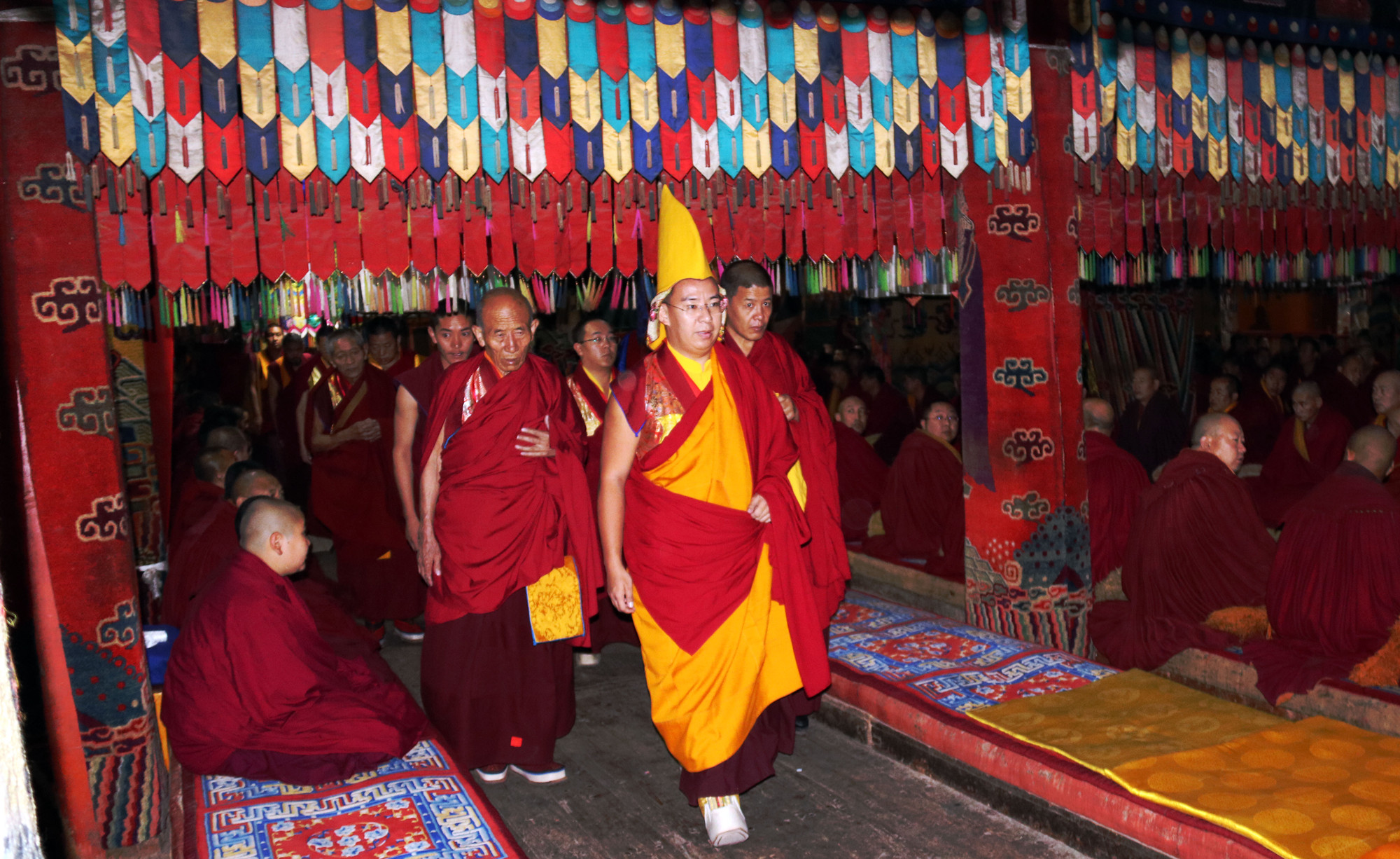 班禪大師步入塔爾寺大經(jīng)堂。攝影：袁星宇.jpg
