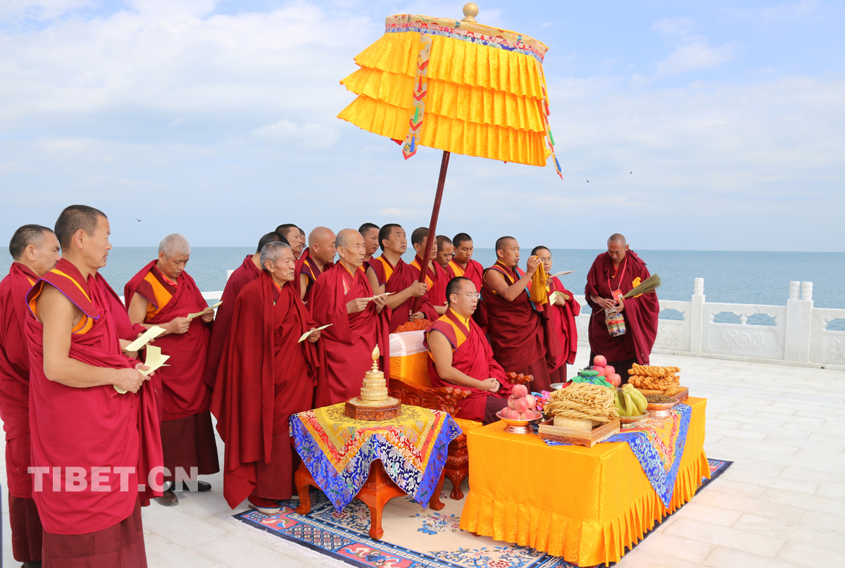 班禪大師在青海湖邊的祭湖臺前誦經(jīng)祈禱。攝影： 噶哇扎西.jpg