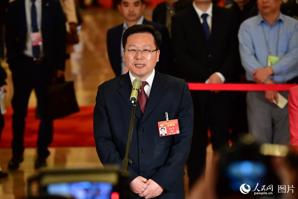 全國政協(xié)委員、中國聯(lián)通研究院院長張云勇接受記者采訪。