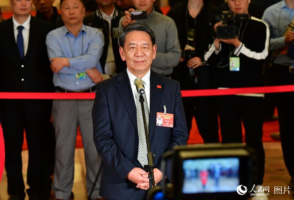 全國政協(xié)委員、中國探月工程總設計師吳偉仁接受記者采訪。