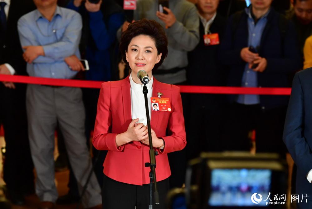 全國政協(xié)委員、中央廣播電視總臺央視新聞主播海霞接受記者采訪。
