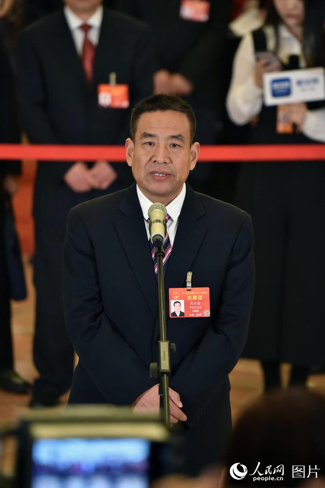 全國(guó)人大代表、河南遠(yuǎn)東生物工程公司技術(shù)部部長(zhǎng)黨永富回答記者提問(wèn)。