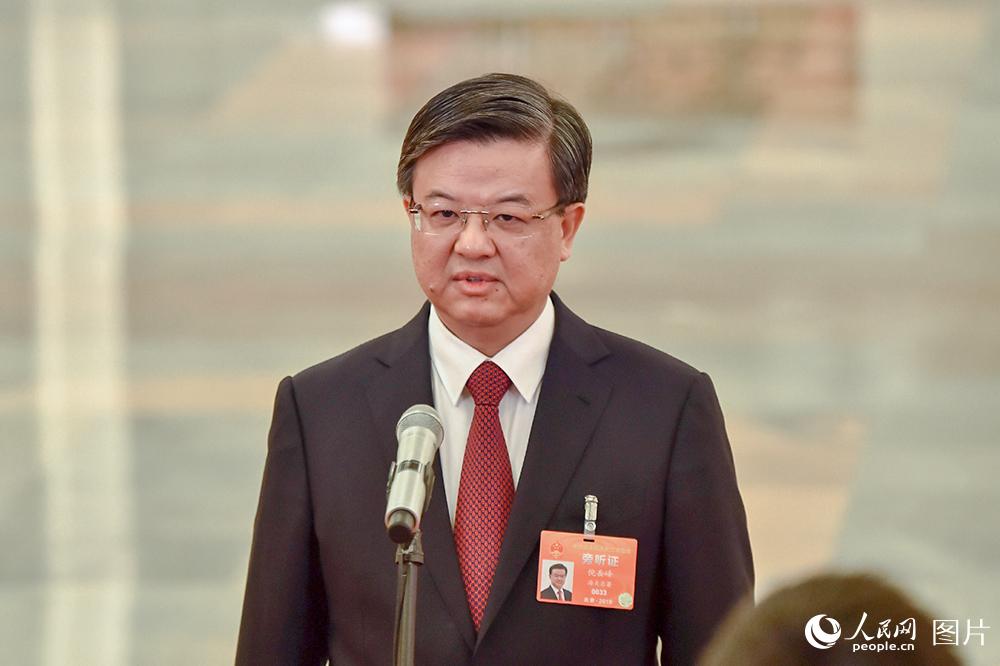 海關(guān)總署署長(zhǎng)倪岳峰回答記者提問(wèn)。