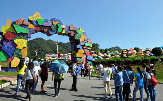 湄潭縣茶旅一體助農(nóng)增收。圖為湄潭“七彩部落”景區(qū) 瞿欣含攝_副本.jpg