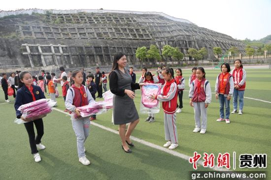 修文縣組織搬遷戶子女開(kāi)展戶外拓展活動(dòng)，捐贈(zèng)愛(ài)心物資。