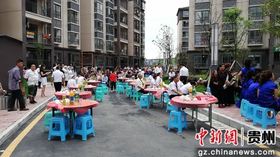 烏當(dāng)區(qū)“感黨恩聽(tīng)黨話跟黨走”暨易地扶貧搬遷“共筑行動(dòng)”啟動(dòng)儀式長(zhǎng)桌宴布置現(xiàn)場(chǎng)。