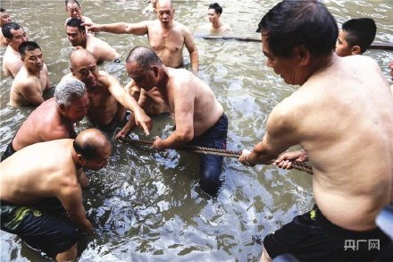 場(chǎng)面震撼！中國龍舟之鄉(xiāng)順德舉行起龍儀式