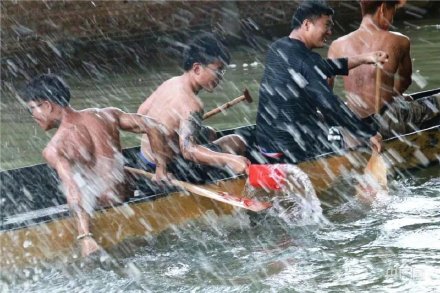 場(chǎng)面震撼！中國龍舟之鄉(xiāng)順德舉行起龍儀式