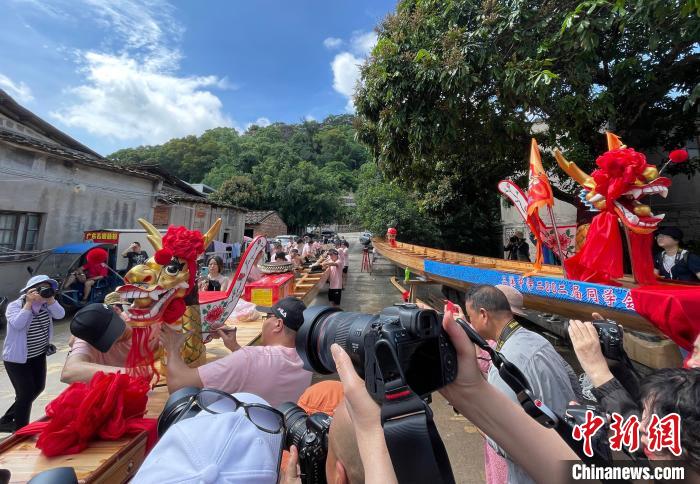 圖為5月29日，長樂江田鎮(zhèn)村民為即將入水的新龍舟安裝龍頭。　張斌 攝