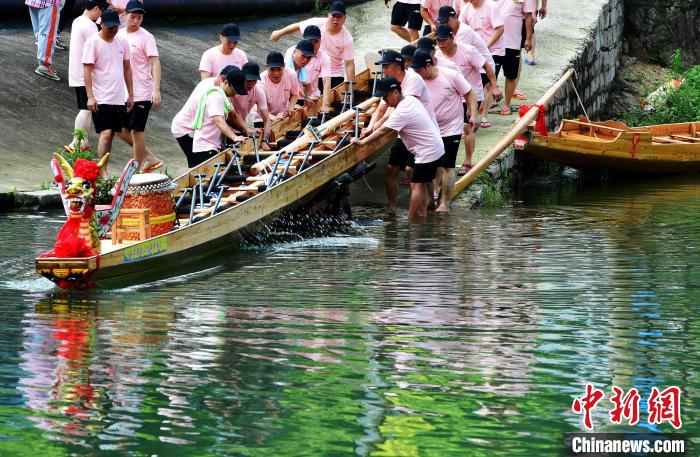 圖為5月29日，長樂江田鎮(zhèn)村民們齊力推新龍舟下水?！埍?攝