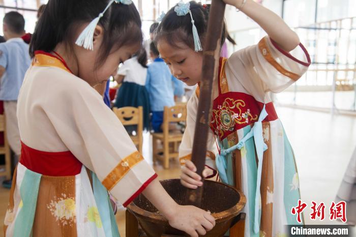 圖為小朋友們參加“將樂擂茶”制作?！《^生 攝