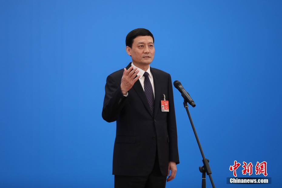 3月8日，第十三屆全國(guó)人民代表大會(huì)第四次會(huì)議舉行第二場(chǎng)“部長(zhǎng)通道”采訪活動(dòng)。圖為中國(guó)工業(yè)和信息化部部長(zhǎng)肖亞慶通過網(wǎng)絡(luò)視頻方式接受采訪。 <a target='_blank' ><p  align=