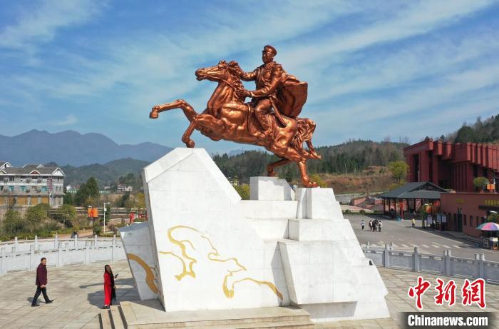 賀龍?jiān)獛浌枢l(xiāng)桑植縣已成為張家界西線(xiàn)旅游的重要組成部分?！钊A峰 攝