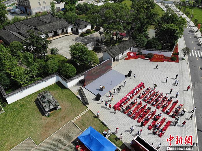 31日上午，“在這里讀懂初心使命——網(wǎng)絡(luò)媒體革命老區(qū)行”網(wǎng)絡(luò)主題采訪活動(dòng)湖南站啟動(dòng)儀式在長(zhǎng)沙許光達(dá)故居舉行。<a target='_blank'  ><p  align=