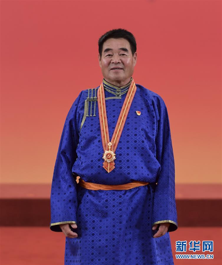 （奮斗百年路　啟航新征程·“七一勛章”獲得者·圖文互動(dòng)）（2）“草原之子”廷·巴特爾：讓草原綠起來，幫牧民富起來