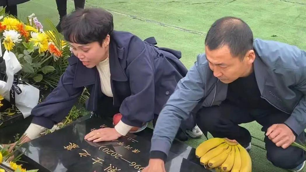 悼念戍邊烈士王焯冉：全國各地近五萬人自發(fā)獻花祭英烈，奶奶仍在等孫子回家