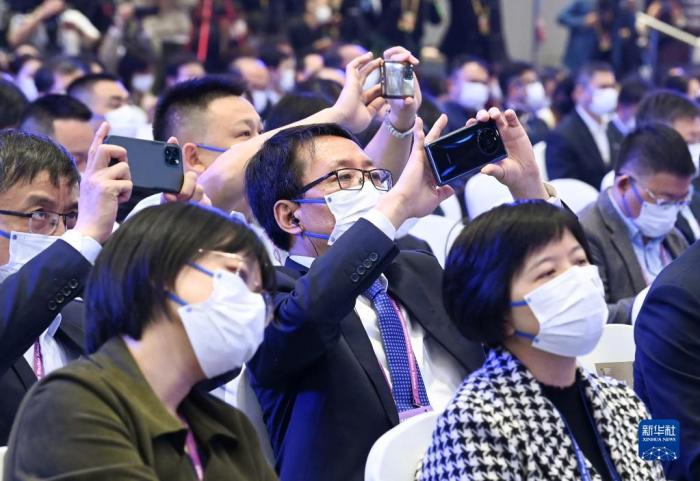 11月9日，參會者在開幕式現(xiàn)場拍照。當(dāng)日，2022年世界互聯(lián)網(wǎng)大會烏鎮(zhèn)峰會在浙江烏鎮(zhèn)開幕。新華社記者 李賀 攝