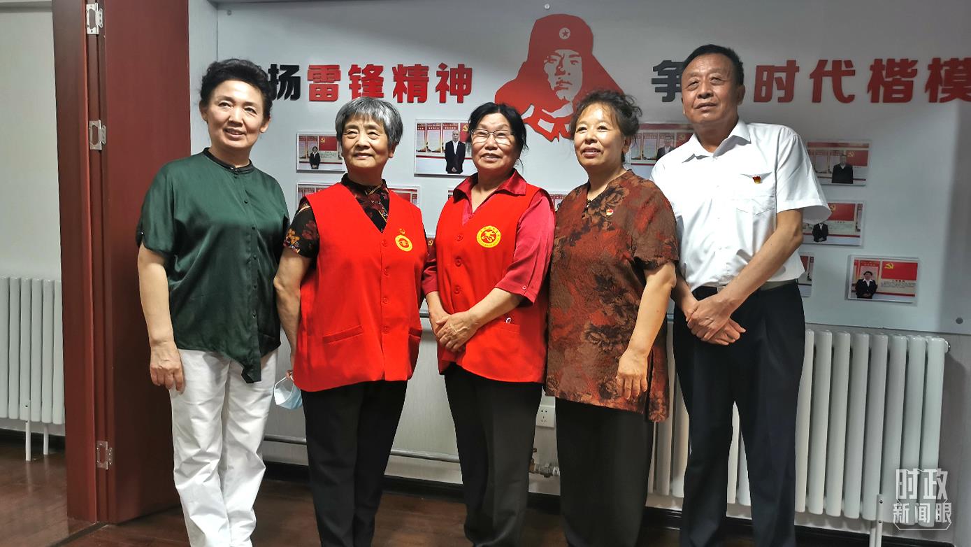 2021年8月，習(xí)近平到承德濱河社區(qū)居家養(yǎng)老服務(wù)中心調(diào)研。這是服務(wù)中心的志愿者代表。（總臺央視記者覃思拍攝）