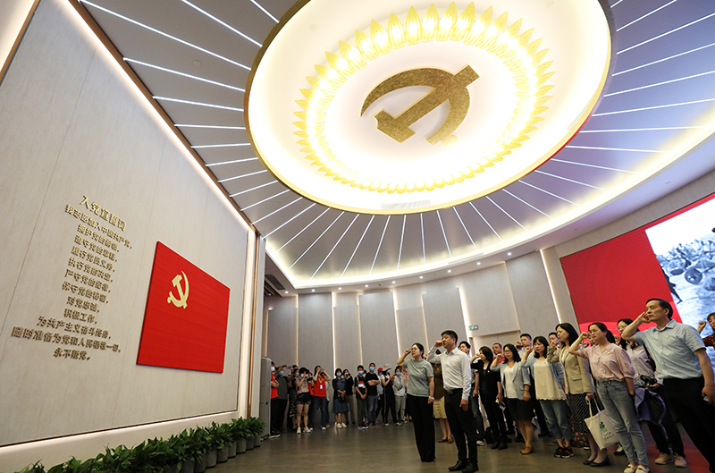 2021年6月3日，黨員在上海中共一大紀(jì)念館重溫入黨誓詞。