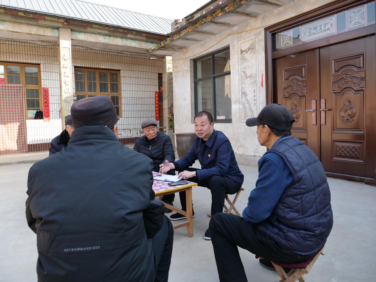 2023年全國兩會前夕，全國人大代表、廣平縣后南陽堡村黨支部書記王建廣和村民座談。（受訪者供圖）