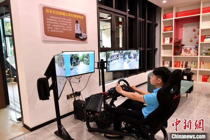 圖為福州中天社區(qū)工作人員正在利用5G技術(shù)，遠(yuǎn)程操控機(jī)器人巡視社區(qū)。　呂明 攝