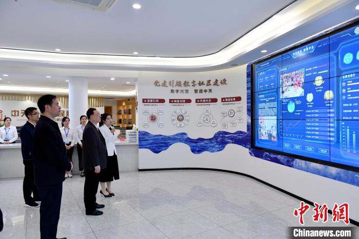 圖為與會(huì)來(lái)賓參觀福州中天社區(qū)?！蚊?攝