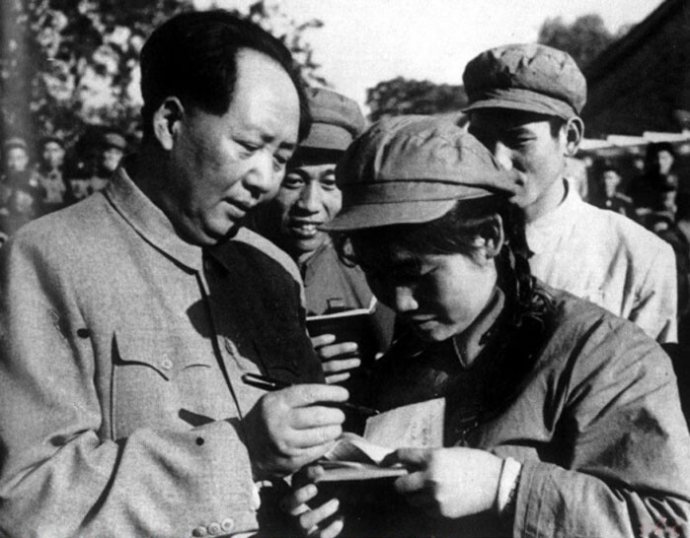 1952年，毛澤東為志愿軍歸國(guó)代表團(tuán)文藝戰(zhàn)士代表謝秀民簽名留念。