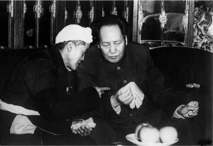 1952年，毛澤東與陜甘寧邊區(qū)勞動模范楊步浩親切交談。