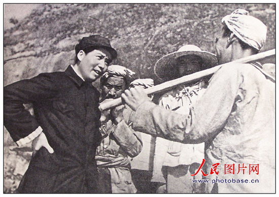 1939年，毛澤東同志在延安和楊家?guī)X農(nóng)民親切談話。